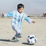 一張照片，讓一位阿富汗小童獲得了全球球迷夢寐以求的一份禮物…