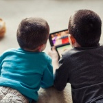 調查顯示兒童每日18小時「電玩」！專家建議七招對付「屏毒」
