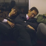 日本人為何接受「居眠り」文化？開會時小睡、列車內站著也睡…