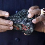 緬甸的玉石開採帶來龐大利益，卻是剥削、走私、濫藥和環境災害之源。政府新措施能整頓亂局嗎?