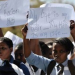 頭髮天生捲曲蓬鬆  校方竟下令拉直  南非女生群起反對歧視  事情還未完結…