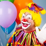 歐美各地忽然爆發一片「小丑恐懼症」，掛著笑臉的小丑為何變得可怕？