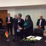 一位是德國女部長, 一位是伊朗女副總統。她倆握手引起了無法預料的誤解和風波…..