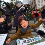 朴槿惠和崔順實的兩代關係：政治危機引出南韓宗教狂熱問題的成因和發展。