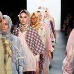 在流行時裝和伊斯蘭服飾之間，一種稱為「端莊時尚」的設計日益普遍，也漸受人關注！它是一種怎樣的時裝？它是一種商業宣傳還是一次新的生活文化運動？