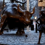 紐約兩尊雕像相遇，引發近年公共藝術最大爭議。女孩和奔牛分別代表甚麼？