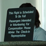 機位超賣，乘客被迫下機改航班！為何屢屢發生？乘客權利有多少保障？