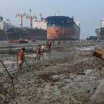 南亞各國成為大型「船舶墳墓」。工人在骯髒、受污染的環境下拆卸巨輪，危險重重…