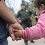 非法進入美國境內家庭一旦被拘留，父母和子女可能永遠分離！這是如何發生的？特朗普的行政命令「朝令夕改」，能彌補這些家庭的創傷嗎？