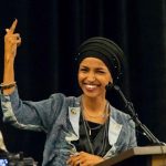 不怕暴力、堅持理念，索馬里難民奧瑪爾長大後艱苦奮進，成為首位戴著伊斯蘭頭巾晉身美國國會的女性議員