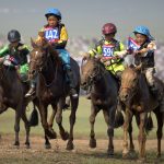 蒙古兒童騎士的馬背生涯：榮譽、危險、傳統、生計、商機？背後其實誰在「策騎」？