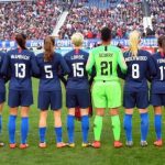 這天，美國女子足球隊為他們的女性榜樣上陣！