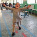 戴著義肢的阿富汗小男孩在歡笑中起舞，喜樂也感染了他人…
