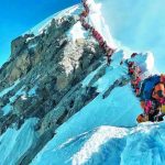 珠峰登頂者大增，山路擁塞致多人喪命。專家卻估計明年將會吸引更多登山客….