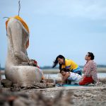 泰國旱災水庫見底，埋沒水中20年寺廟重現
