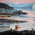 雪橇狗減少、遊客增加，北極大島格陵蘭冰融帶來巨變。有人認為是機遇，有人憂心不已…