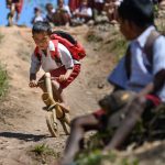 騎自製竹單車上學的印尼小孩 – 生活中還有甚麼更加簡陋？
