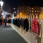 自發幫助無家者，寒衣掛滿著名景點橋上，都柏林民眾和政府兩種反應…