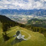 藝術家在瑞士高山上創作了這幅巨型塗鴉作品。放眼當前，有何寓意？