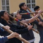 玻利維亞樂團一眾青年樂手被困德國古堡近三個月，雖然聽眾只有狼群，他們每天維持演出…