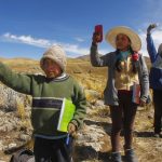 在4,000公尺高的秘魯安第斯山上，學童以手機參與「另類學習」。在疫情中，克亞丘（Quechua）原住民面對不同的威脅…