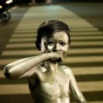 「十八銅人」全身塗滿金漆，而在印尼雅加達街頭出現的「銀人」，則以銀身照人，追求打賞。他們是演員？是乞丐？還是當中另有隱情？