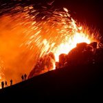 近5萬次地震喚醒沉睡近900年的火山，炙熱熔岩染紅「冰火之國」⋯⋯