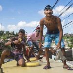 這群在巴士上「衝浪」（bus-surfing）的巴西年輕人，在他們找尋剌激背後，還有其他意義嗎？