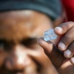 成分不明的礦石，令南非一村莊突然爆出尋寶熱。除了人們的發財夢，還牽涉更深層次的問題⋯⋯