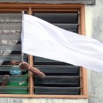 馬來西亞人們為何在屋外掛白旗、豎紅旗？原來是民間發起的助人自救行動。面對困難時，總有熱心人伸出援手⋯⋯