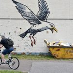 Banksy新作「塗鴉假期」（Spraycation）現身英國東岸。塗鴉大師隱身，作品被人塗白或據為己有。誰擁有這些畫作的知識產權？