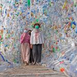 海洋塑膠廢料已成為「慢性自然災害」。印尼是塑膠廢料最嚴重的國家之一，民間自發提醒人們少用即棄塑膠產品⋯⋯