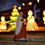 首爾曹溪寺僧眾點亮了門前的聖誕燈飾。圓行法師談聖誕節對於我們的意義⋯⋯