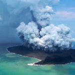 東加海底火山爆發上空出現巨型「蘑菇雲」，小島頃刻消失。地處火山帶，島國還面臨「沒頂」危機？