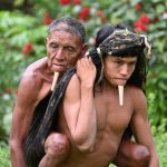 一張照片，展示了父子情深。亞馬遜森林年輕原住民塔威和父親瓦胡走過的漫長旅程⋯⋯