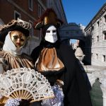 延續希望、為未來致意 －－威尼斯嘉年華停辦兩年後再度登場，人們盛裝打扮，希望疫情退卻，生活能逐漸回復正常。