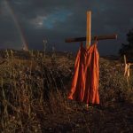 紅裙與十字架：一張紀錄加拿大原住民學童的照片，奪得今年度世界新聞攝影獎，攝影師用鏡頭讓人們看各地孩子的故事⋯⋯