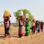 熱浪遇上乾旱，印度農村婦女冒著日曬雨淋、長途跋涉，甚至不惜冒險爬下井底取水⋯⋯