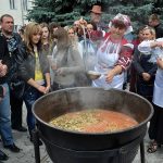 烏俄餐桌上的衝突，聯合國認證「羅宋湯」為烏克蘭文化遺產，究竟誰發明了這道湯？它如何得到這個中文名稱？