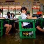 菲律賓「漂浮教室」停課2年半後復課，師生泡水上課