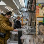 銷量反超CD 黑膠唱片為何能吸引新一代消費者？