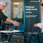 民航機也要「管理體重」 新西蘭航空要求乘客登機前量體重