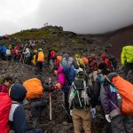 富士山旅客擁擠帶來環境問題，「彈丸登山」更構成危險