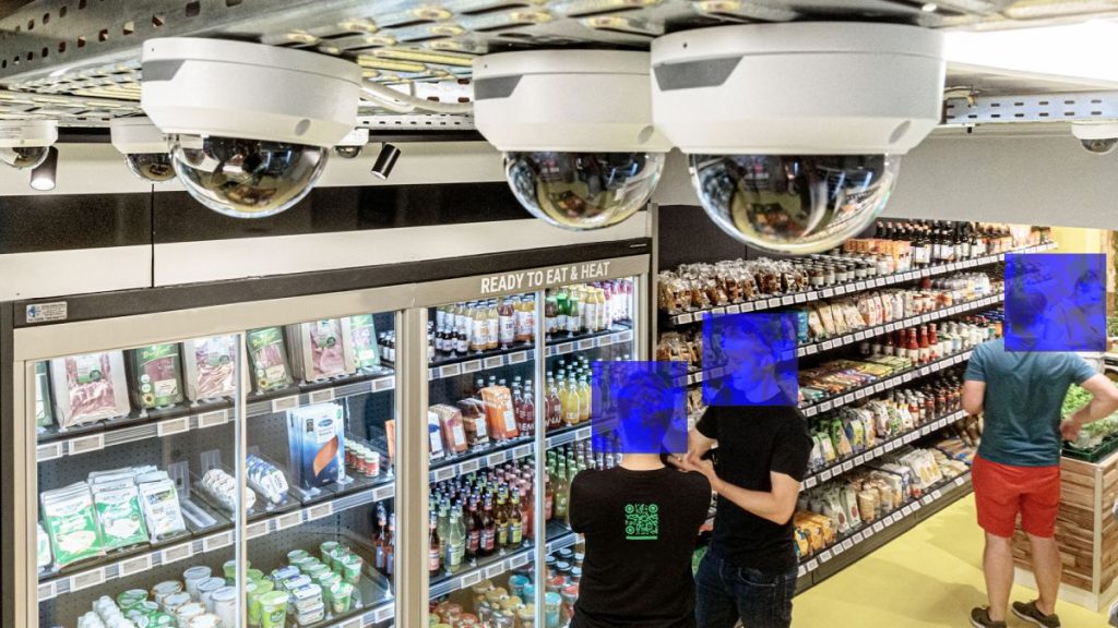 商店用人臉識別技術防範竊匪。