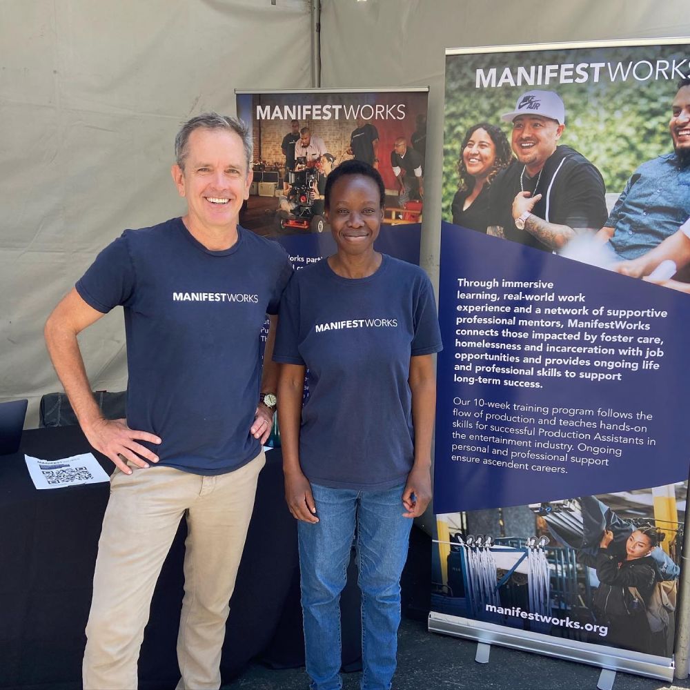 ManifestWorks成立九年來共培訓了270多人加入電影行業。行政總監司華（左）與畢業生出席業界展覽，介紹該組織的使命和募捐。