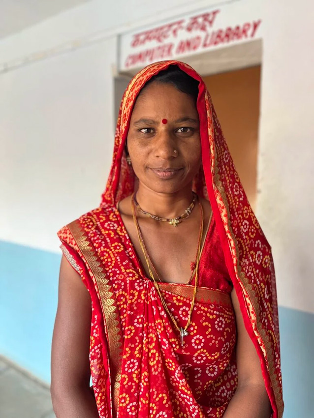 種姓屬於賤民的Asha Devi是社區衛生工作員，在「赤腳學院」受訓後成為輔助醫護員。她說：「我不識字，但每天都在學習新事物。我正在實習為病人插放輸送營養的喉管。」