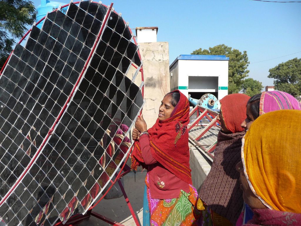 太陽能照明系統的電力工程技師班。相片：Geetanjali Krishna