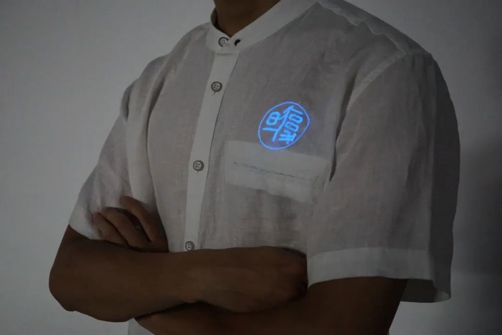 研究團隊示範在電子織物上顯示復旦大學的校徽