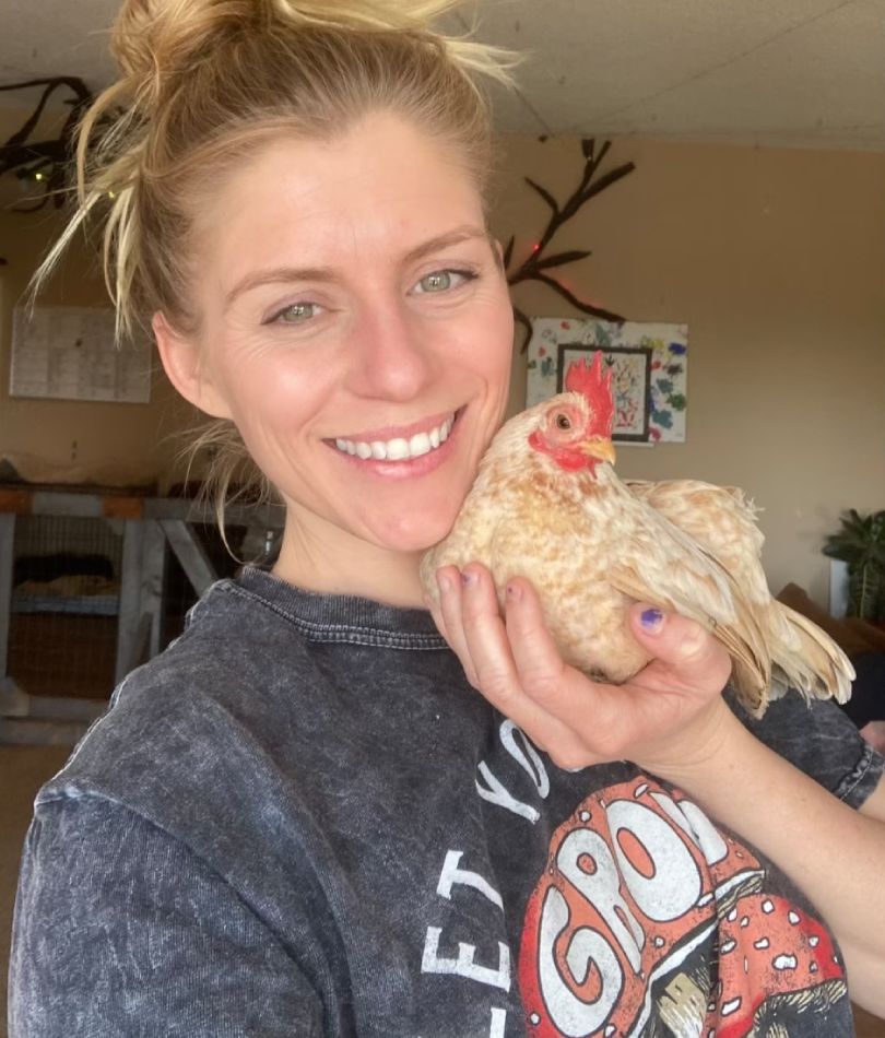 美絲與她收養的缺趾母雞。圖片： MichelleDavignon
