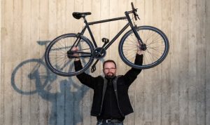 里奧臣在四年間協助四百多人尋回單車，並且鼓勵偷車者改過，因而有「單車救星」和「單車牧師」的稱號。（圖片來源：Sigga Ella/The Guardian）